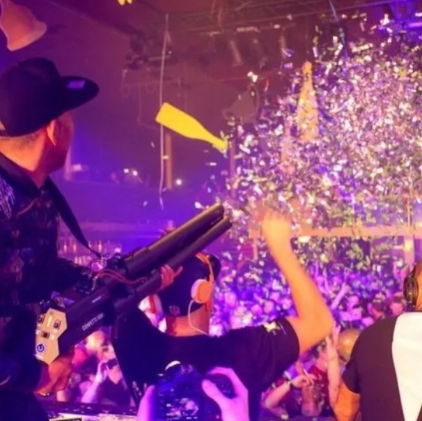 Confetti Cannon with Heart High Quality